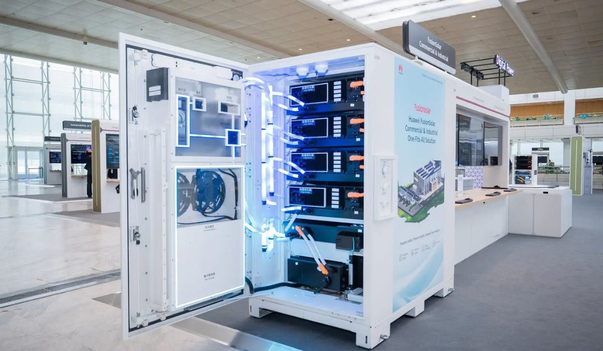 Interior del Sistema BESS de Huawei mostrando la refrigeración líquida y los módulos de baterías