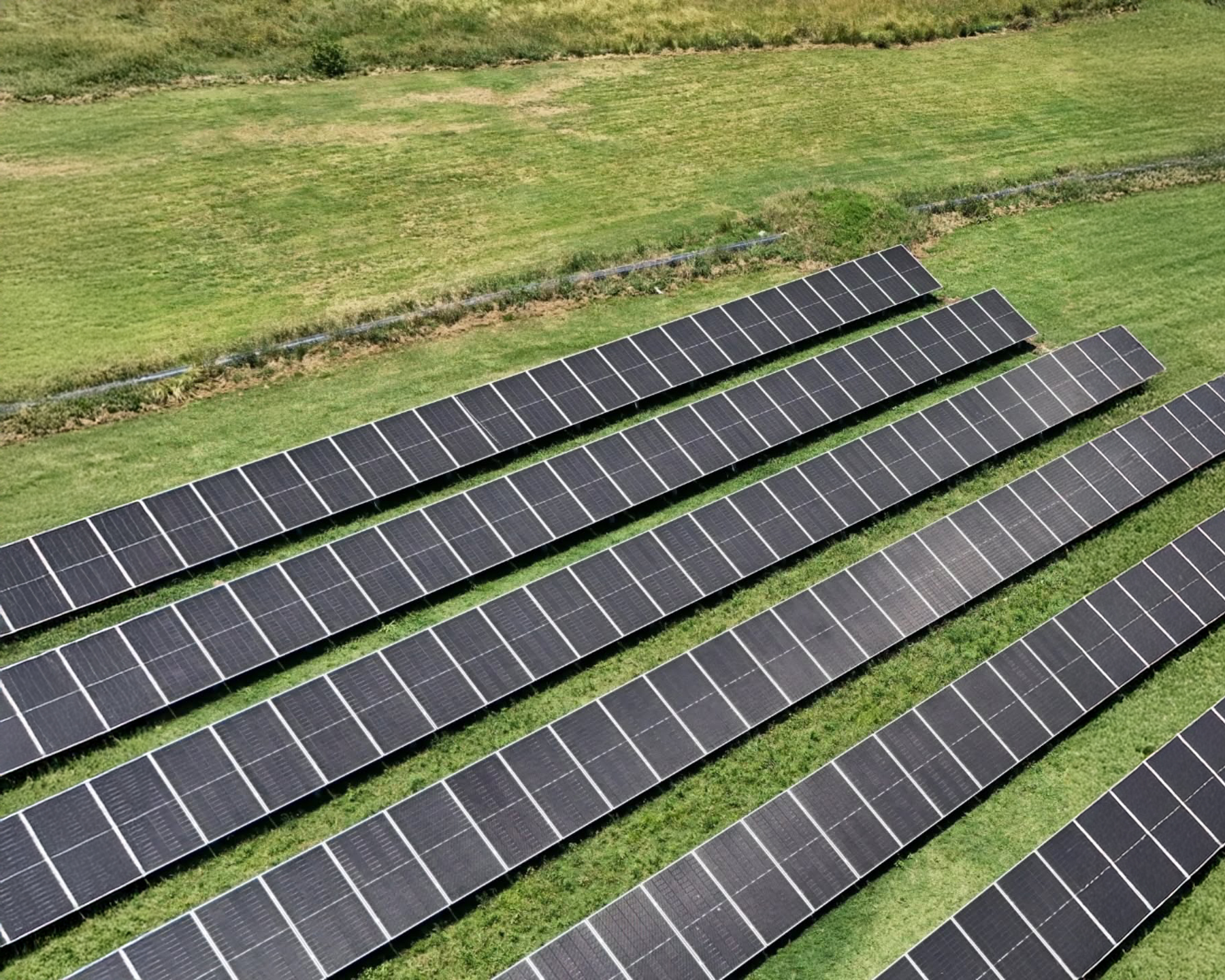 Vista aérea de la Etapa II del parque solar sobre suelo en CEAMSE