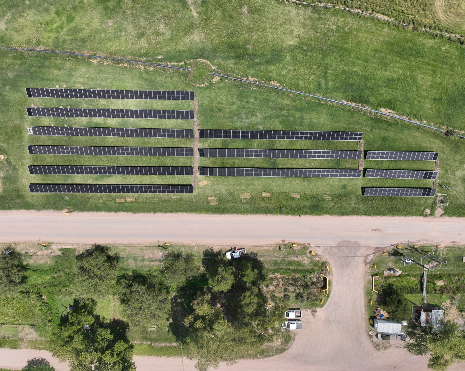 Detalle de los arreglos de paneles solares JA Solar en la obra de CEAMSE