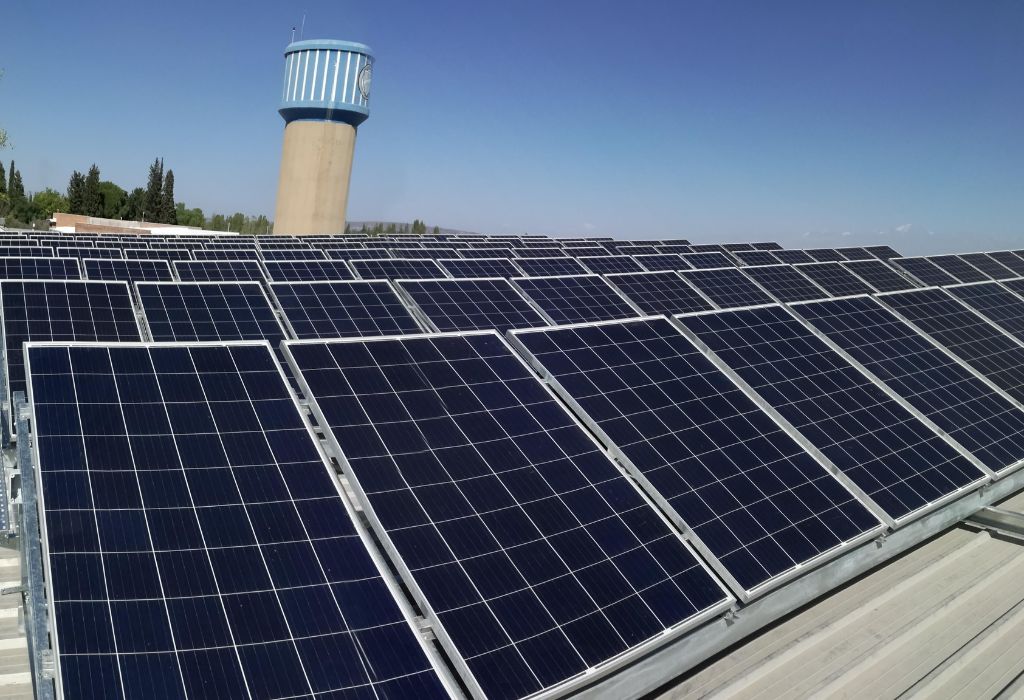 Instalación de paneles solares fotovoltaicos en Club Godoy Cruz Antonio Tomba - Proyecto de Energía Solar Energe Argentina