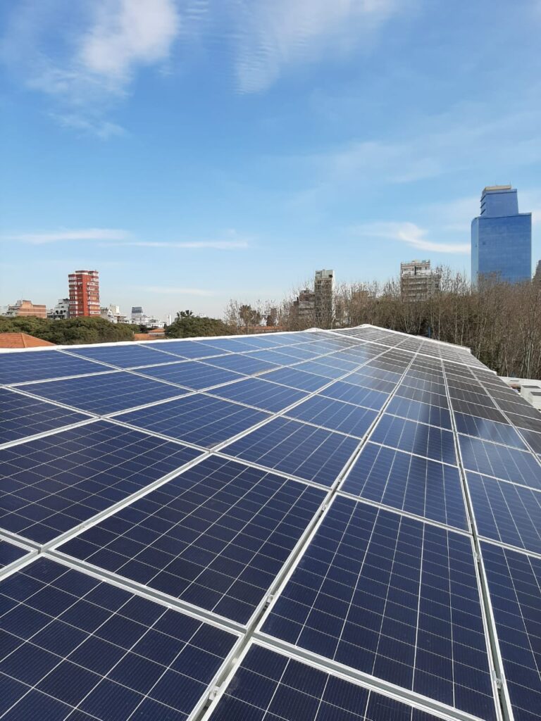 Instalación de paneles solares fotovoltaicos en Espacio de la Memoria - Proyecto de Energía Solar Energe Argentina