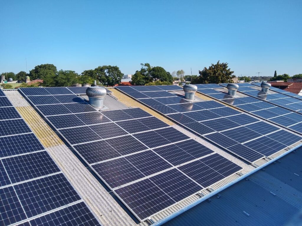 Instalación de paneles solares fotovoltaicos en Herrajes Roma - Proyecto de Energía Solar Energe Argentina