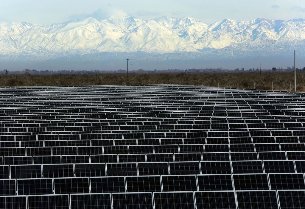 Instalación de paneles solares fotovoltaicos en Parque Solar Santa Rosa - Proyecto de Energía Solar Energe Argentina