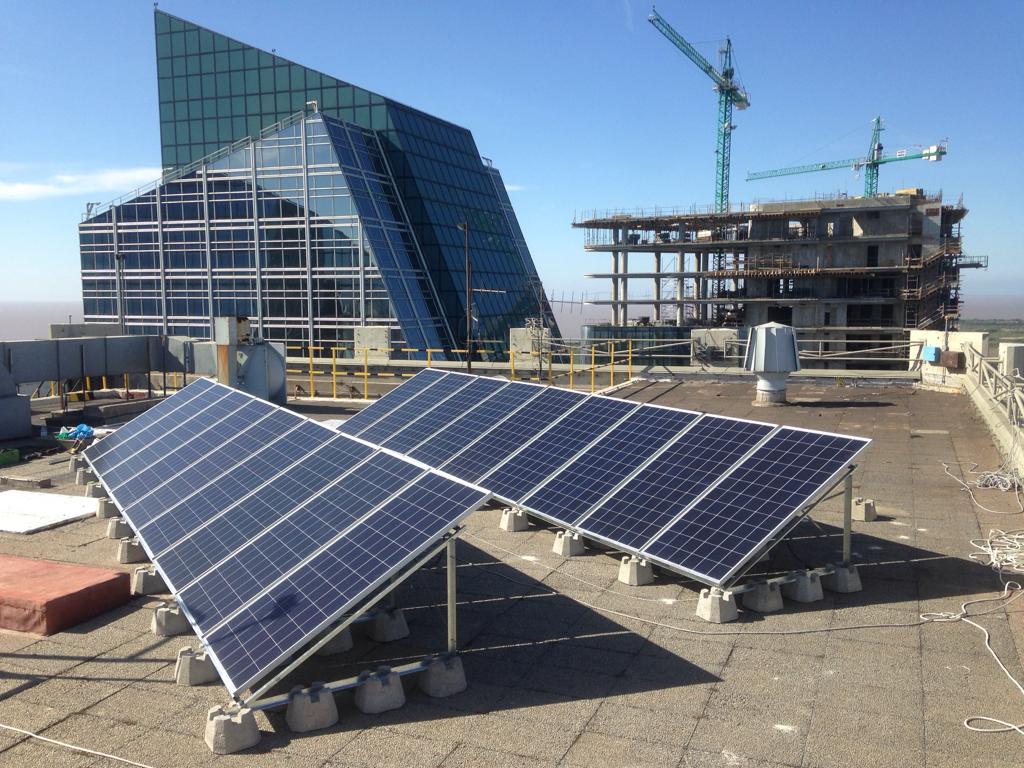 Instalación de paneles solares fotovoltaicos en Techint - Proyecto de Energía Solar Energe Argentina