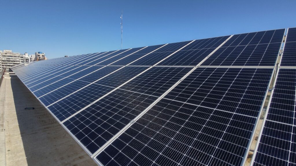 Instalación de paneles solares fotovoltaicos en UCA Colegio - Proyecto de Energía Solar Energe Argentina